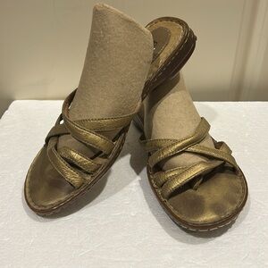 Born slip on leather crisscross toe strap flip flop sandals size 8 gold tone